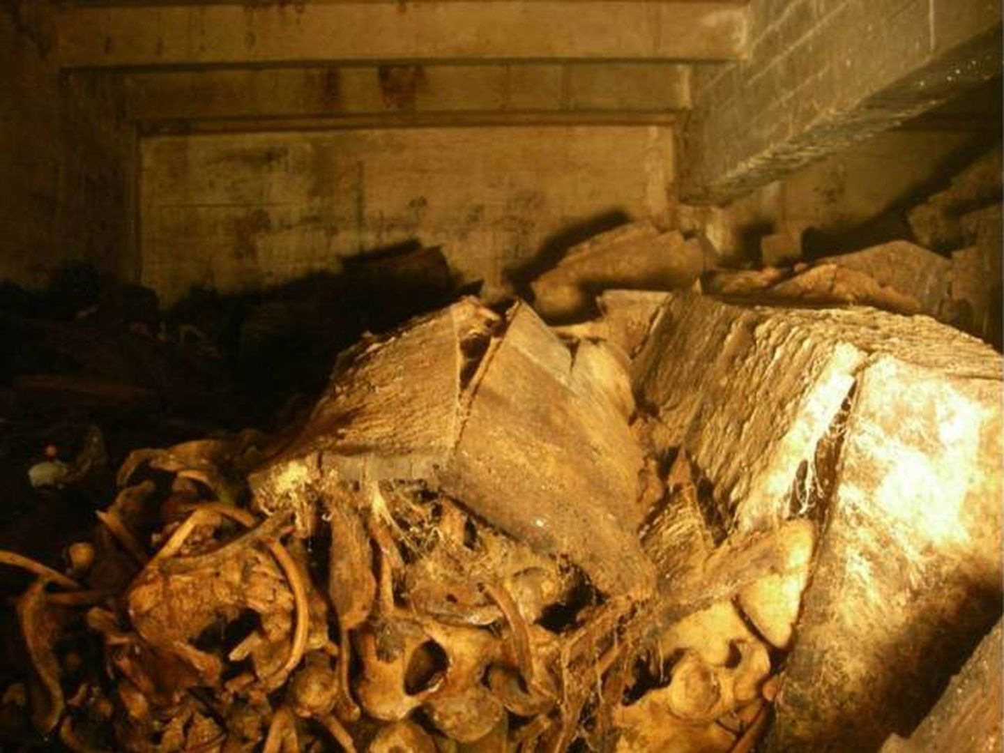 Restos de un columbario en el Valle de los Caídos donde se encontraban cuatro cadáveres exhumados 