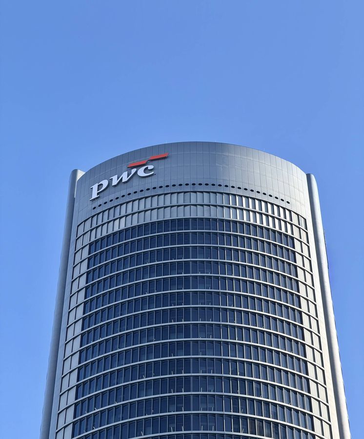 PwC España incorpora su nueva identidad de marca al skyline de Madrid