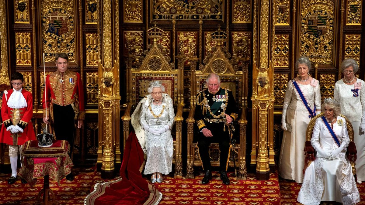 La coronación de Carlos III vs. la de Isabel II: qué diferencias habrá y qué será igual