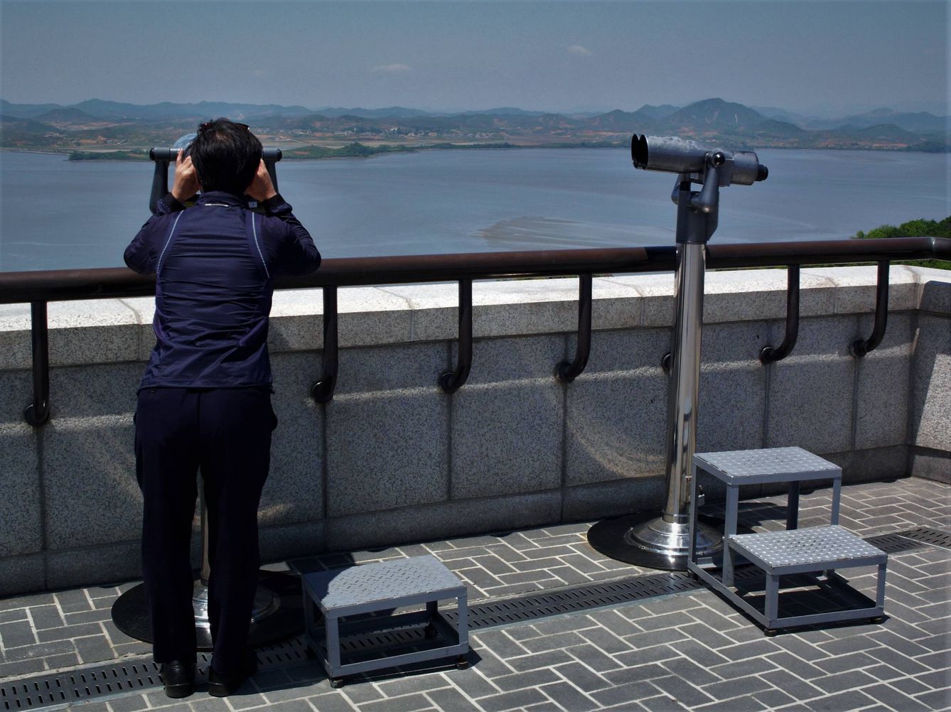 Un surcoreano observa el Norte desde la Zona Desmilitarizada. (A. G. Palomo)