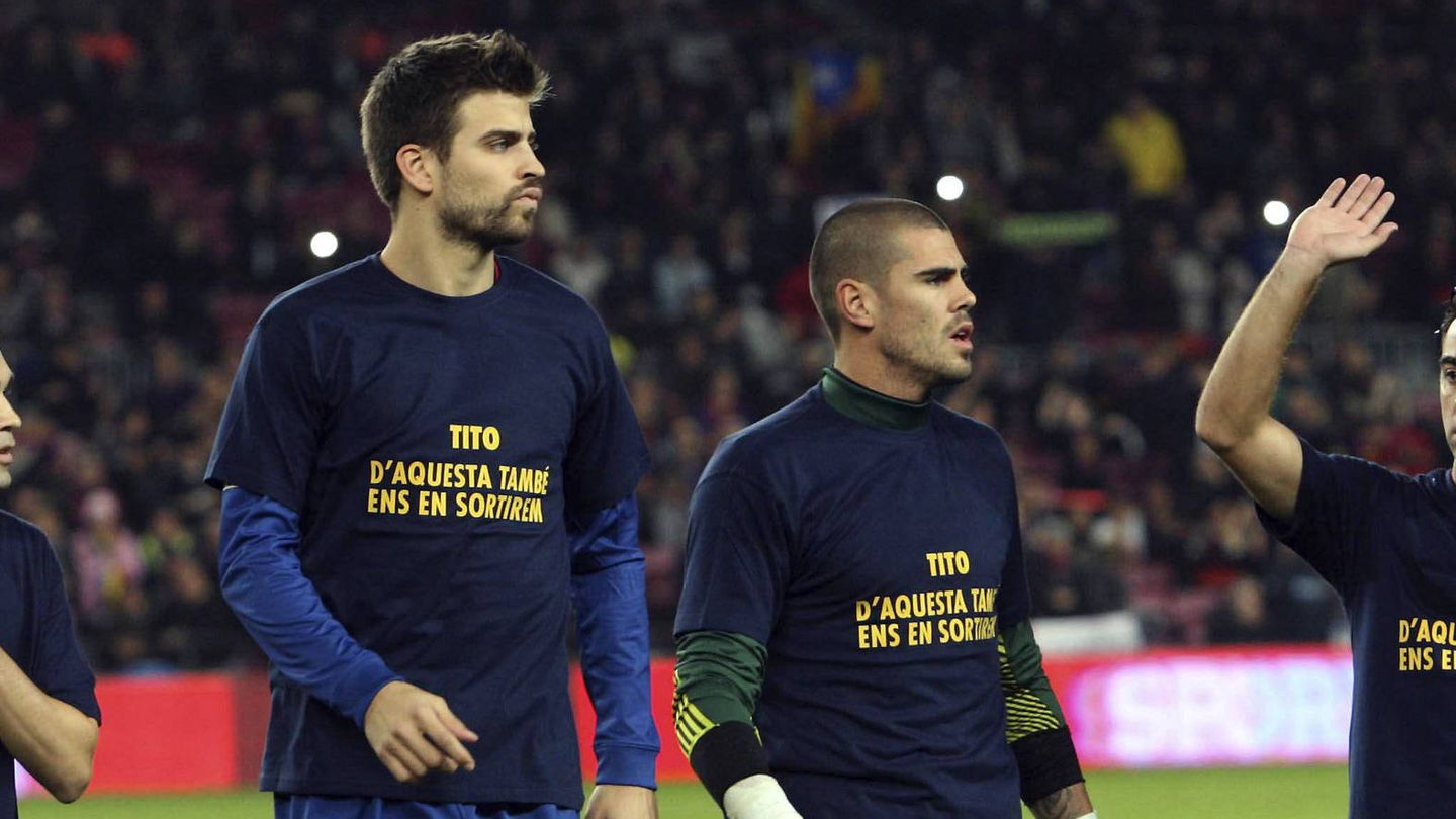 Iniesta, Piqué, Valdés y Xavi, con camisetas de ánimo a Tito Vilanova.