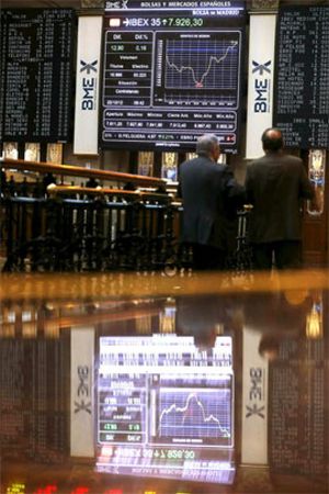 Lluvia de dinero a España: la prima pierde los 300 puntos y el Ibex sube un 3,26%