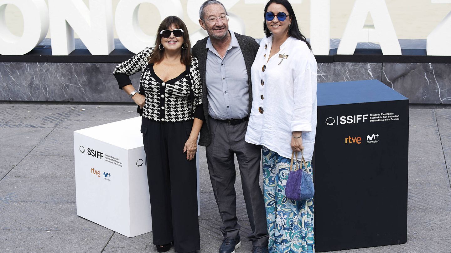  La productora, junto a Loles León y Carlos Boyero. (Getty)