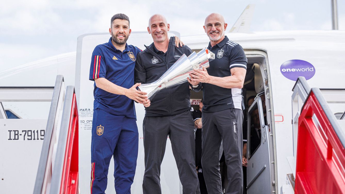 Foto: Rubiales posó con el trofeo en la llegada a España. (RFEF)