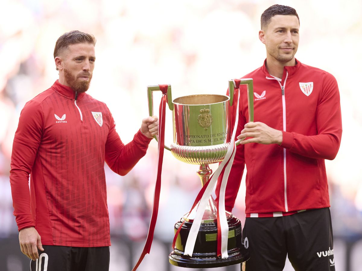 Foto: Iker Munian y Óscar de Marcos muestran el trofeo de la Copa del Rey. (Europa Press)