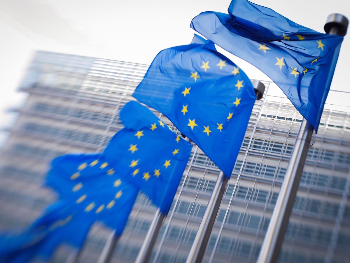 Foto: Banderas de la UE ondean frente a la sede de la Comisión Europea en Bruselas. (EFE) 