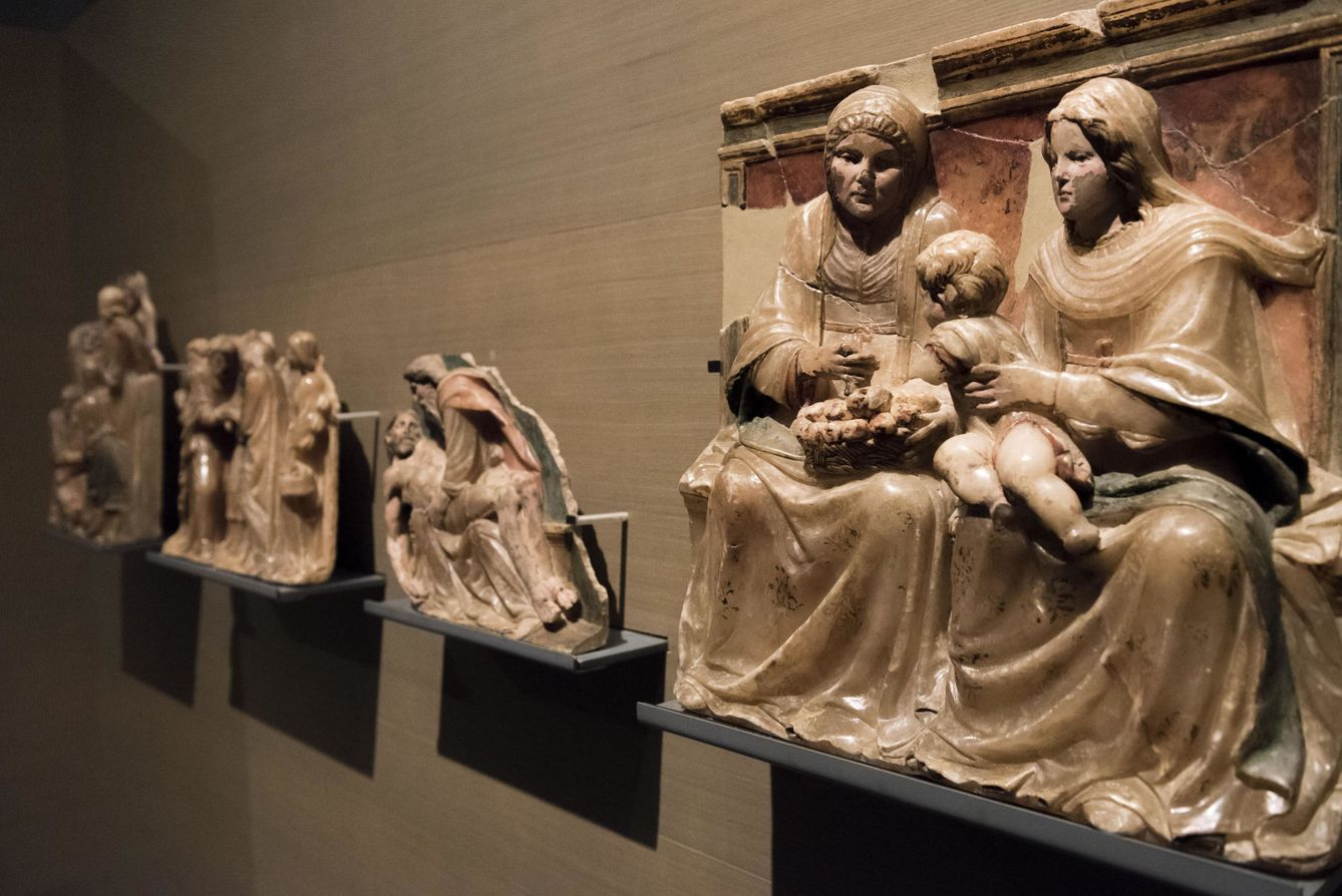 Los cuatro relieves en alabastro del retablo de Sijena expuestos en el Museo de Lleida. (EFE)