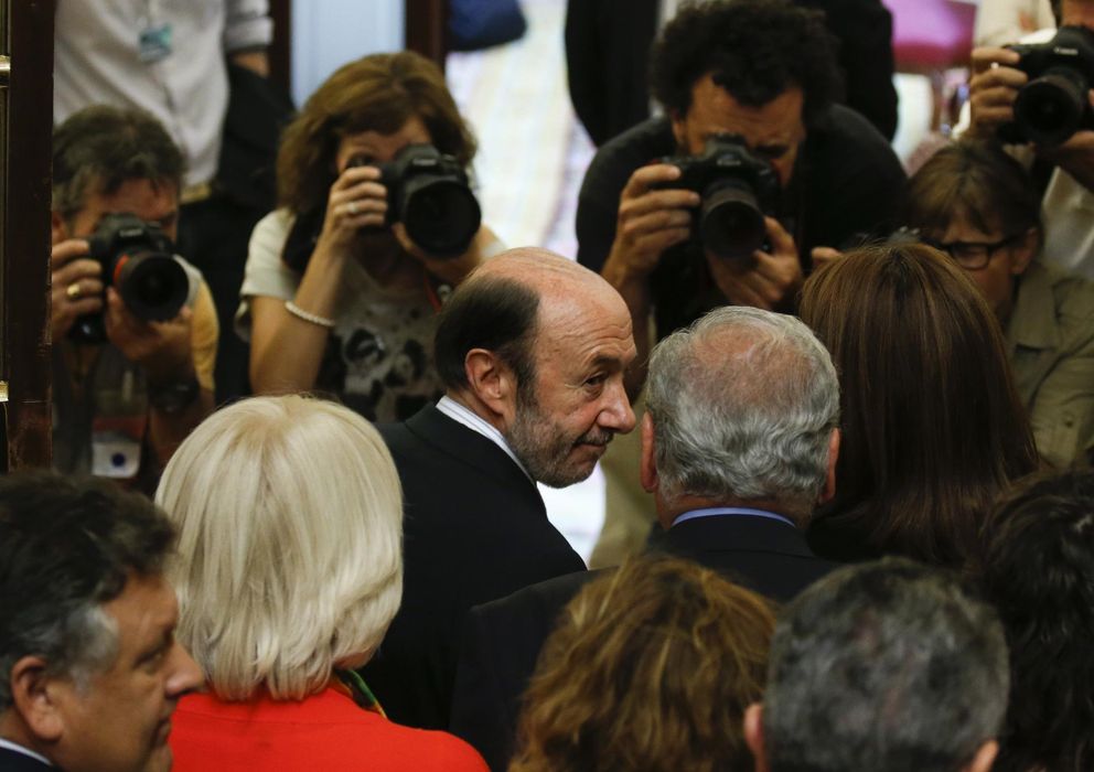 Foto: El secretario general del PSOE, Alfredo Pérez Rubalcaba, abandona el Congreso. (Reuters)