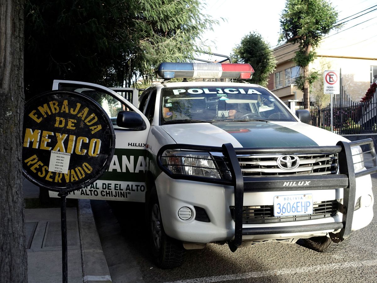 Foto: Patrulla de policía cerca de la embajada de México. (Reuters)