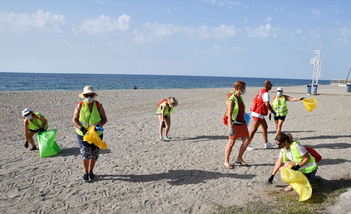 Voluntarios del Proyecto Libera, de SEO/Birdlife y Ecoembes, limpiando una playa (EFE(