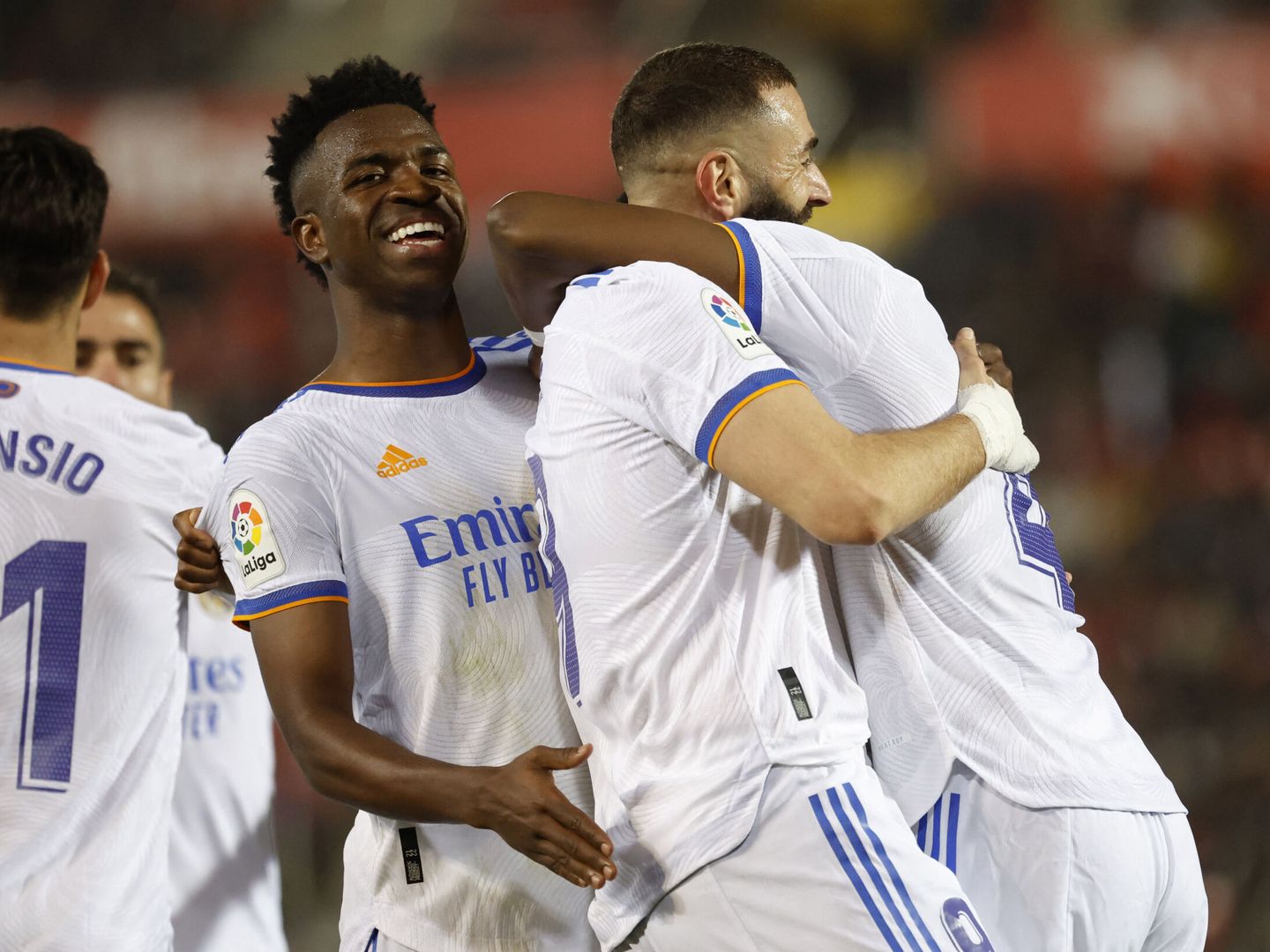 Vinicius celebra un gol de Benzema en Mallorca