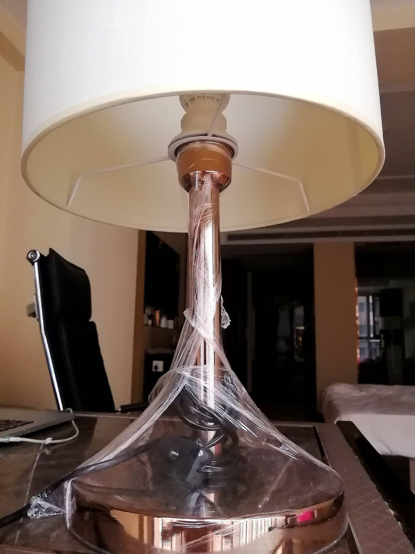 Precauciones en el hotel. La lámpara, cubierta de plástico. (S.A.)