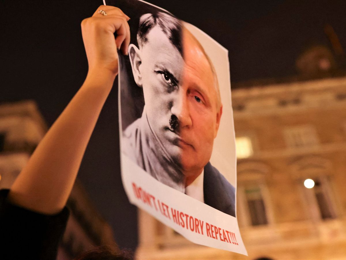 Foto: Putin y Hitler. (Reuters/Nacho Doce)