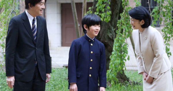 Foto: El príncipe Hisahito, con sus padres. (Reuters)
