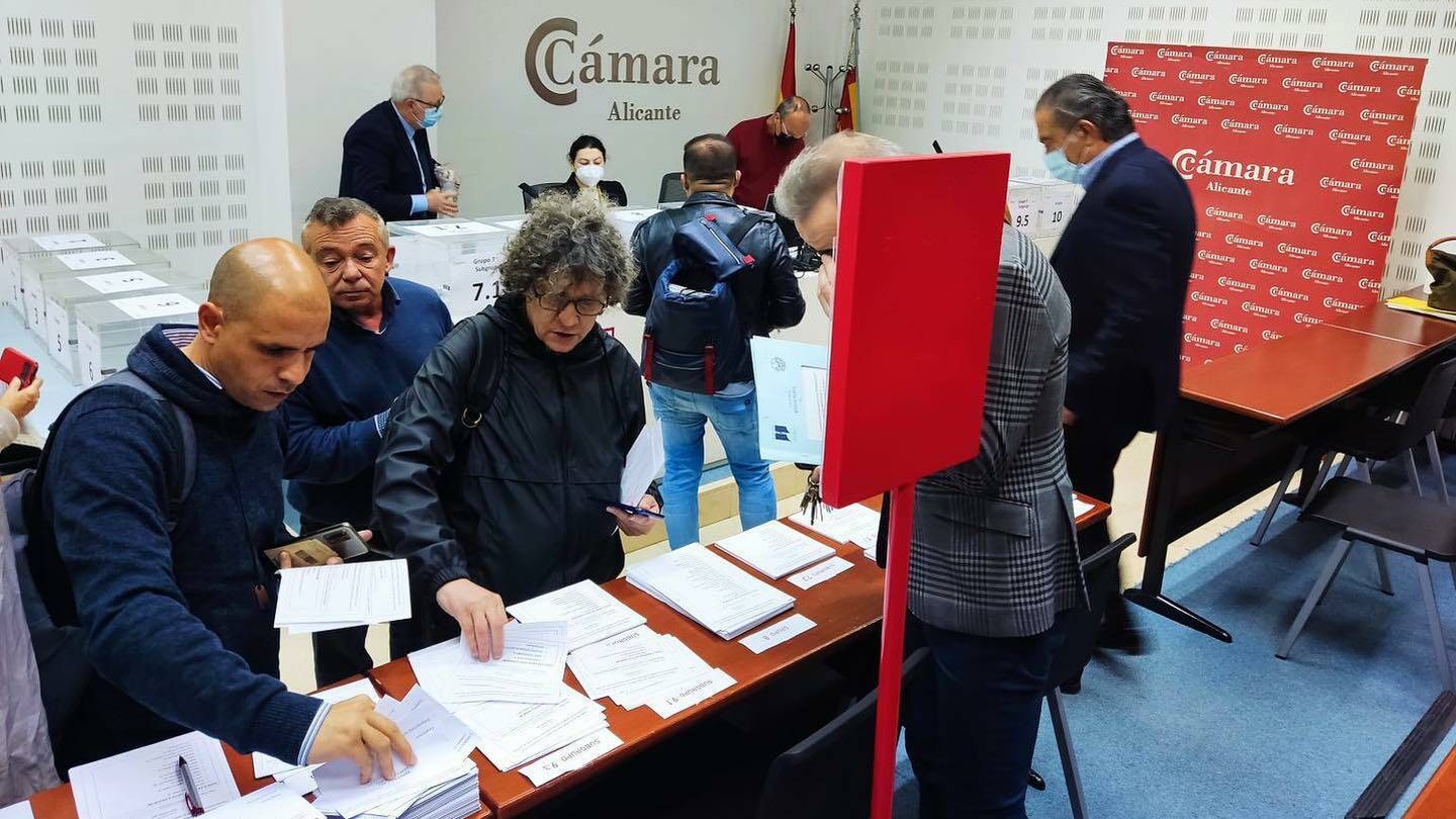 Momento de la votación para la elección del nuevo presidente de la Cámara de Comercio de Alicante. (Cámara de Comercio de Alicante)
