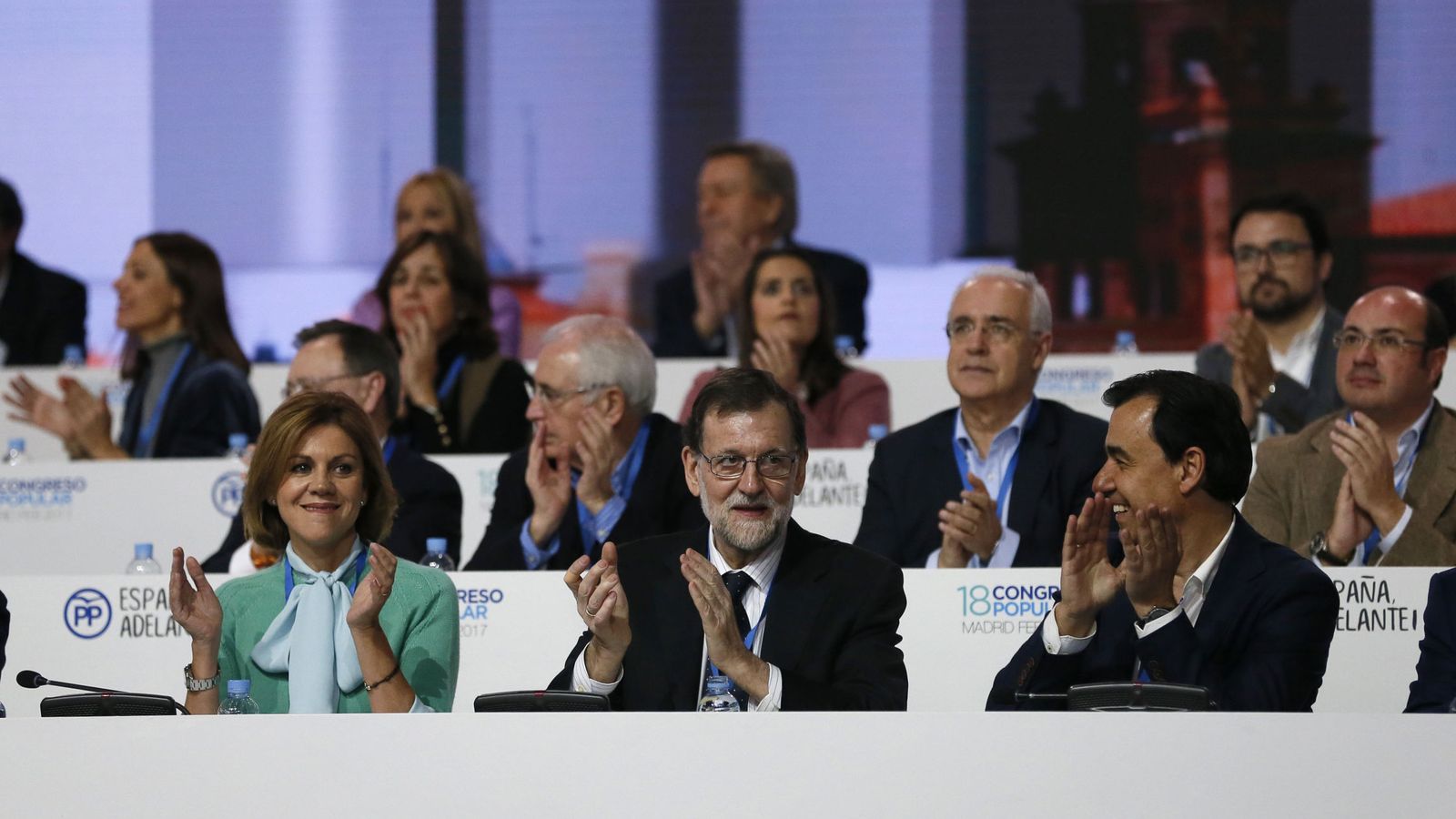 Foto: El presidente del PP y del Gobierno, Mariano Rajoy, arropado al inicio del Congreso por María Dolores de Cospedal y Fernando Martínez-Maillo. (EFE)