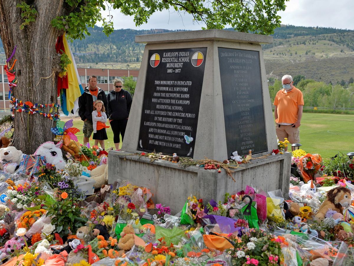 Foto: Memorial que se ha levantado en el lugar donde se encontraron los cuerpos de 215 niños en Kamploops. (Reuters)