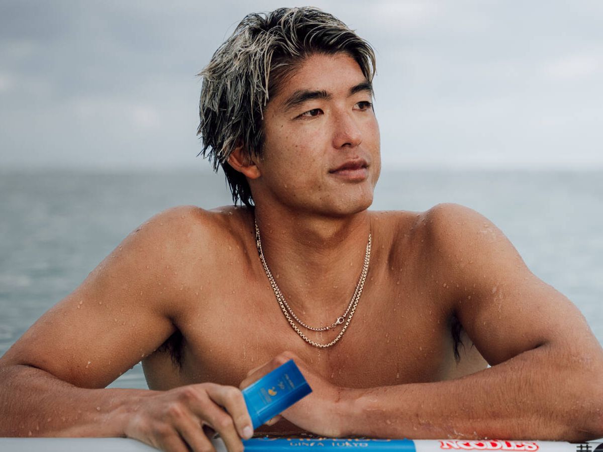 Foto: El surfista Kanoa Igarashi con el fotoprotector SunStick de Shiseido. (Cortesía)