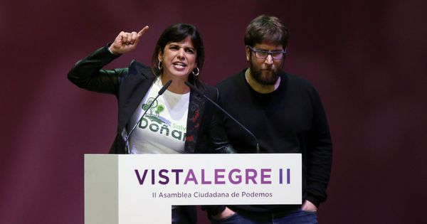 Foto: La coordinadora general de Podemos en Andalucía, Teresa Rodríguez (i), acompañada por el eurodiputado de Podemos Miguel Urbán, de Anticapitalistas. (EFE)