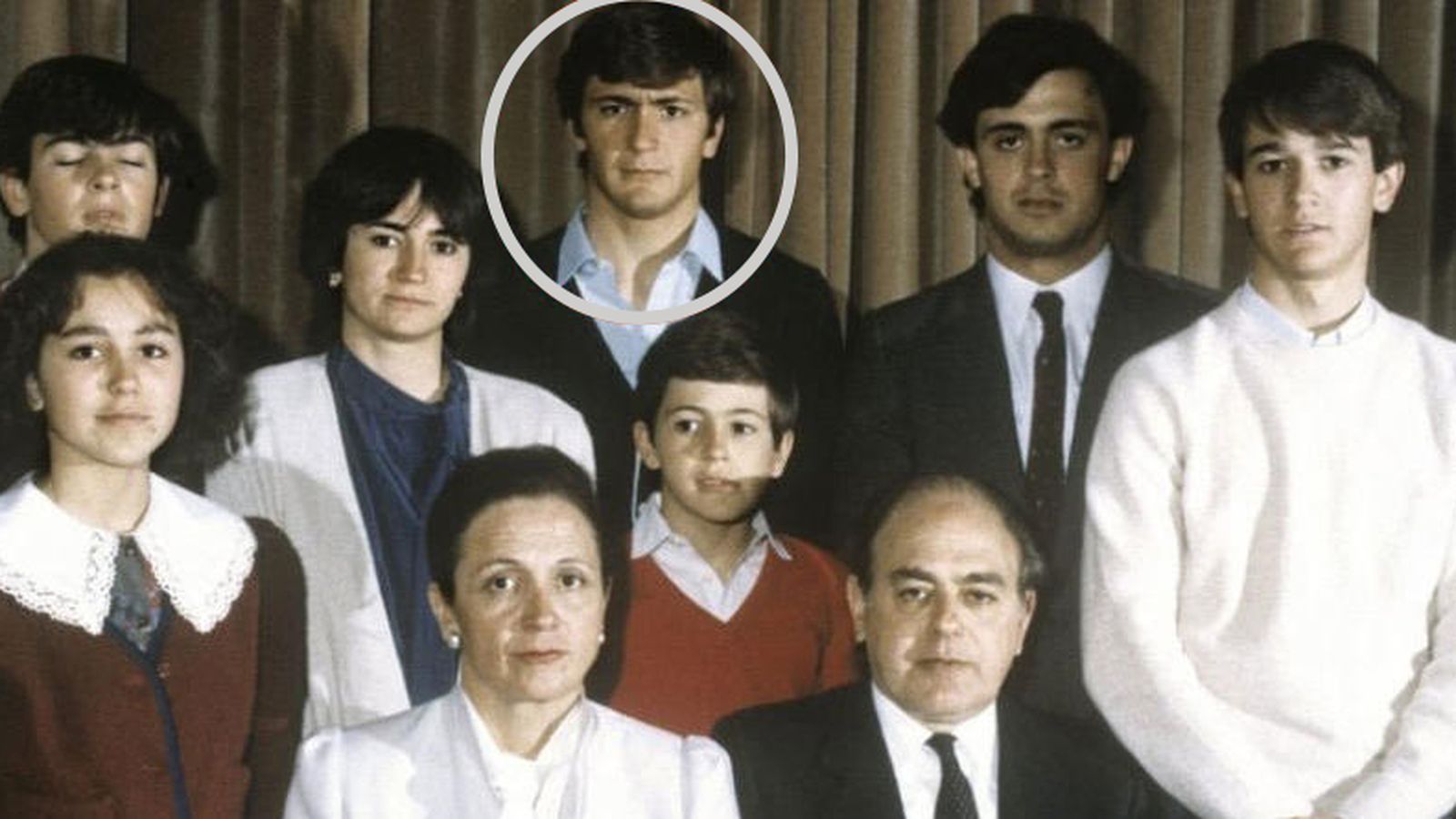 Foto: Josep Pujol Ferrusola, destacado por un círculo gris, con el resto de la familia Pujol. (EFE)