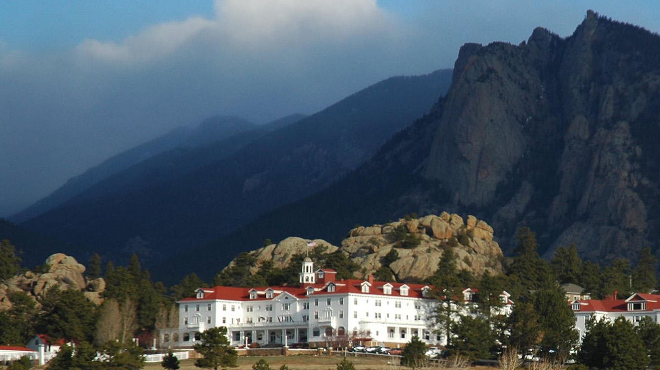 Foto: El hotel Stanley, situado en mitad de las montañas. (paurian/CC)