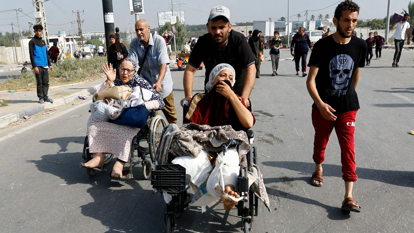 Palestinos huyen del norte de la Franja de Gaza hacia el sur. (Reuters)
