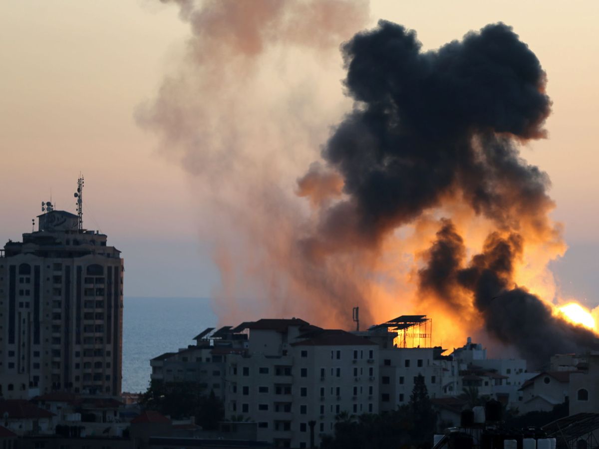 Foto: Un bombardeo sobre Gaza el 14 de mayo. (Reuters)