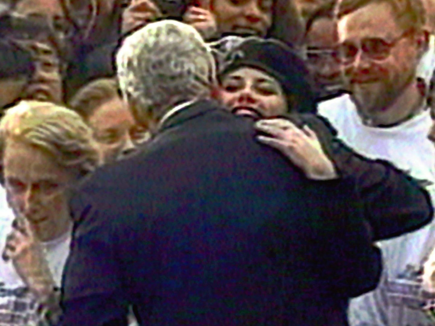 El expresidente Clinton saludando a Lewinsky en 1996. (Gtres)