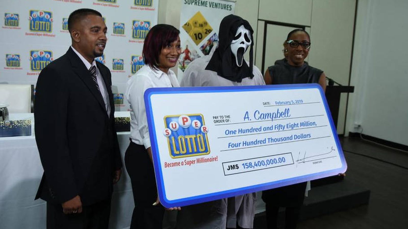 Foto: El ganador, A. Campbell, con el disfraz de Scream al recoger su premio (Foto: Twitter)