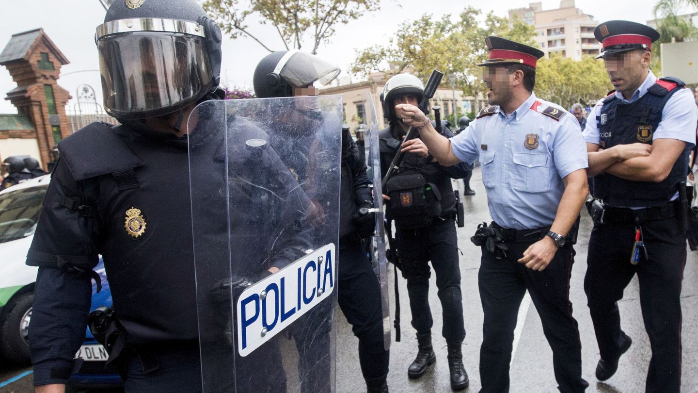 Enfrentamiento entre 'mossos' y varios agentes de policía. (Reuters)