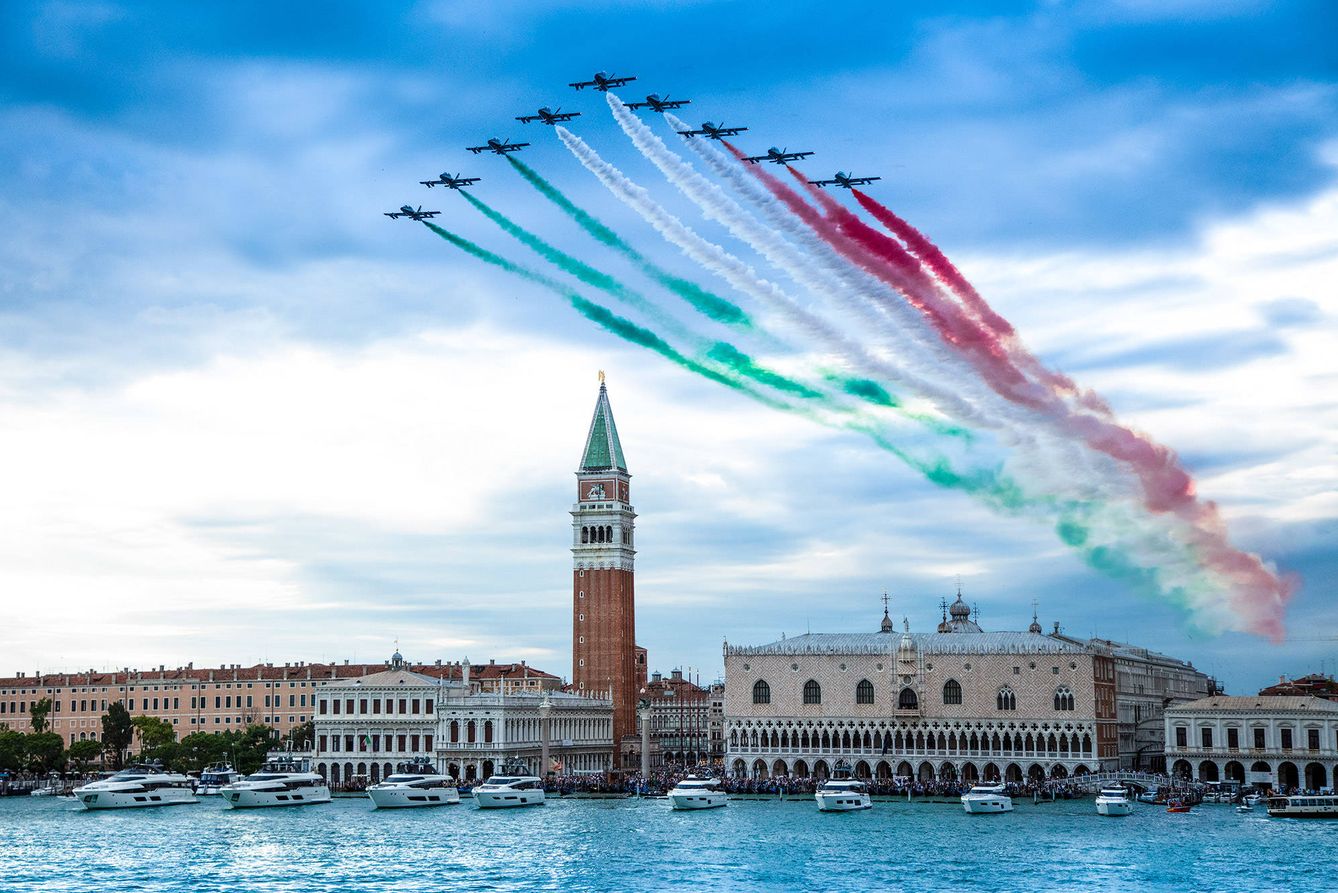 El espectáculo aéreo sobre el cielo de Venecia asombró a todos los asistentes en la fiesta del aniversario.
