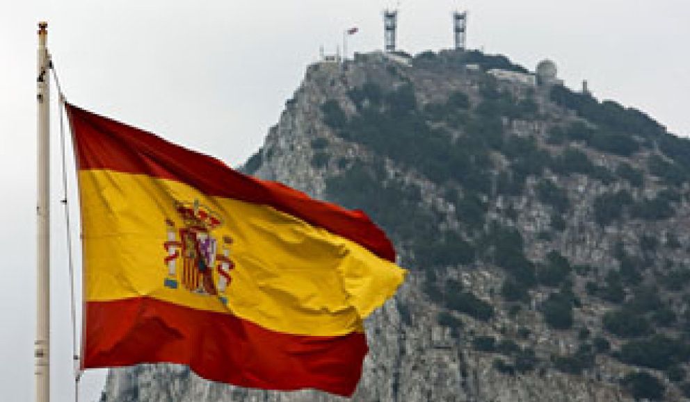 Foto: El Reino Unido pide a España que la Guardia Civil no entre en aguas del Peñón