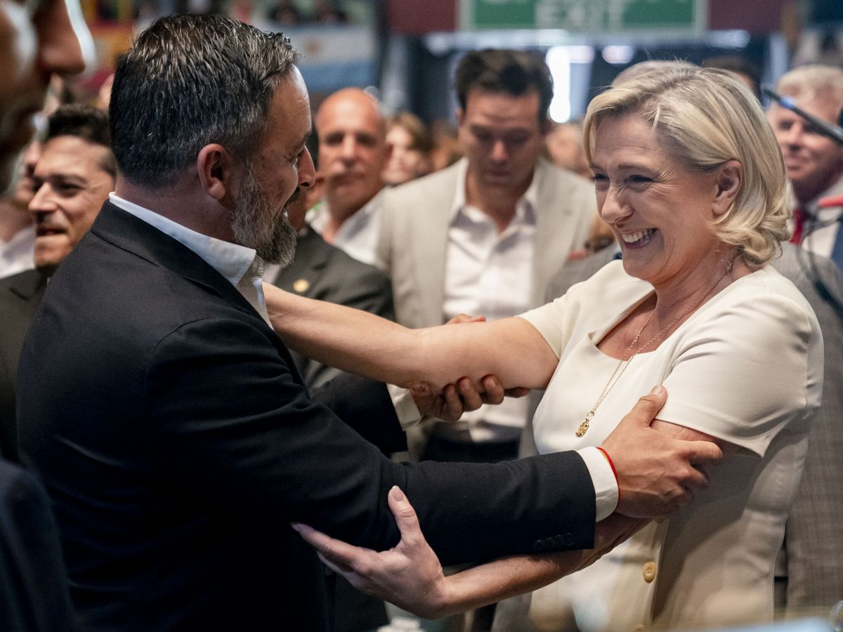 Foto: Marie Le Pen saluda a Santiago Abascal en el acto de Vox 'Viva 24'. (Europa Press/A. Pérez Meca)