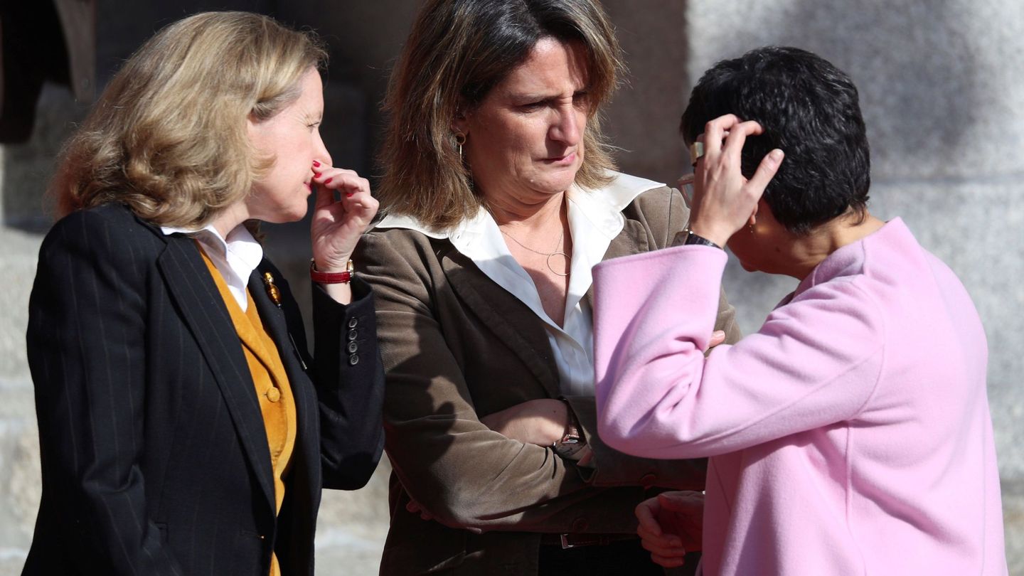 Las vicepresidentas del Gobierno Nadia Calviño y Teresa Ribera conversan con la ministra de Asuntos Exteriores, Arancha González Laya, a su salida del Congreso de los Diputados el pasado 3 de febrero. (EFE)