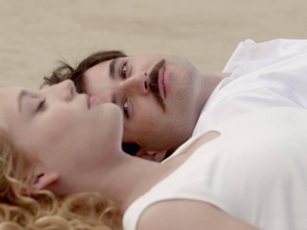 Foto: Manuel ha llevado a Jana a una playa paradisíaca en el episodio de este jueves de 'La Promesa'. (RTVE)