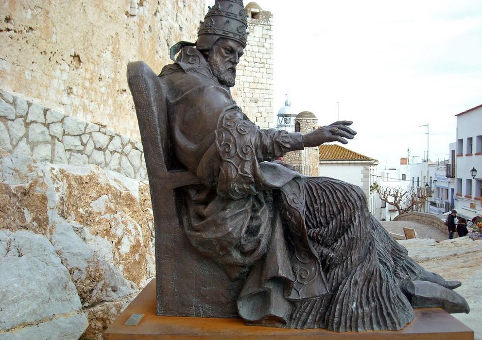 Foto: Estatua del Papa Luna en Peñíscola (Panoramio).