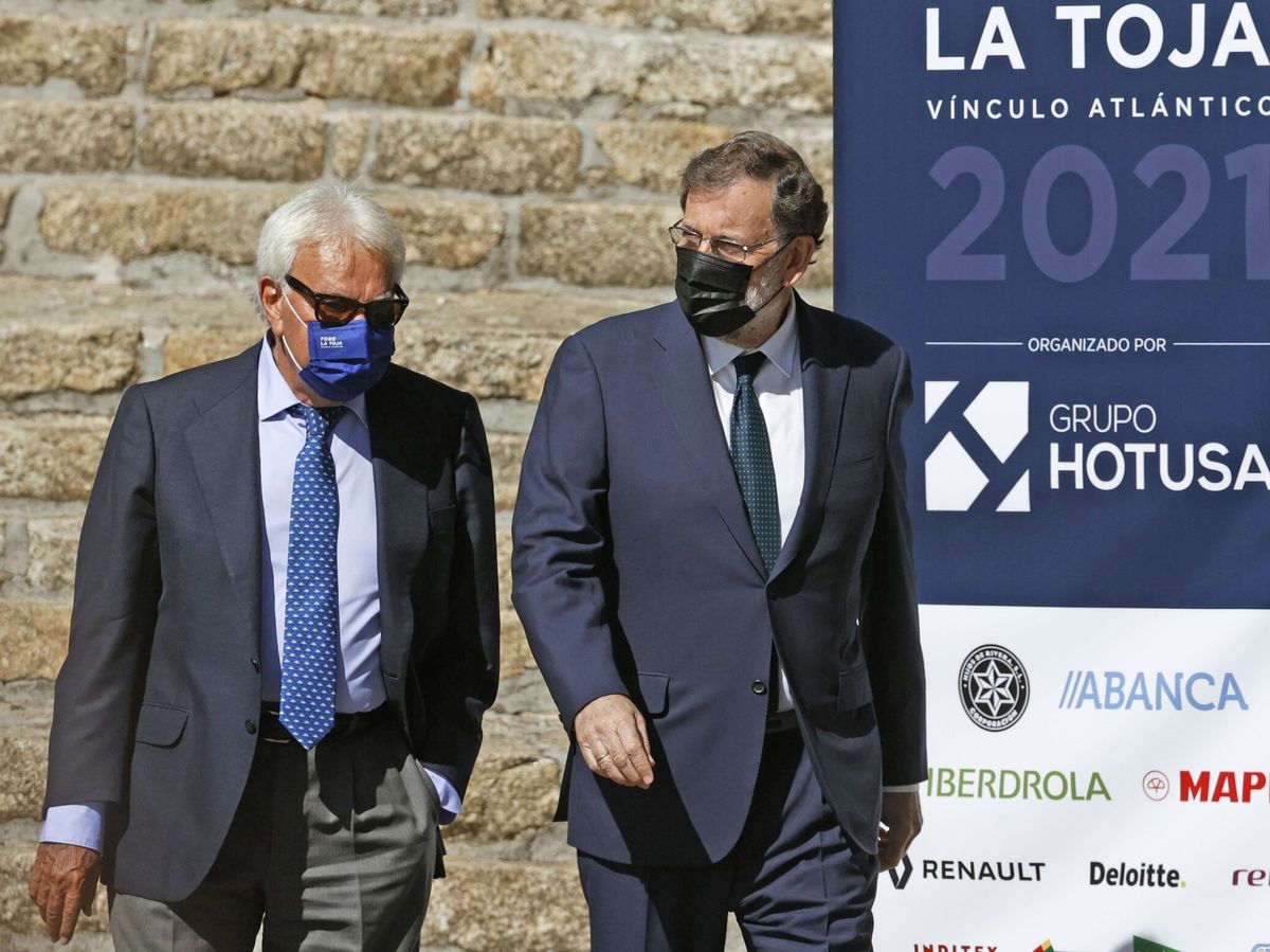 Foto: Los expresidentes del Gobierno Felipe González y Mariano Rajoy, tras su intervención en el III Foro La Toja-Vínculo Atlántico. (EFE)