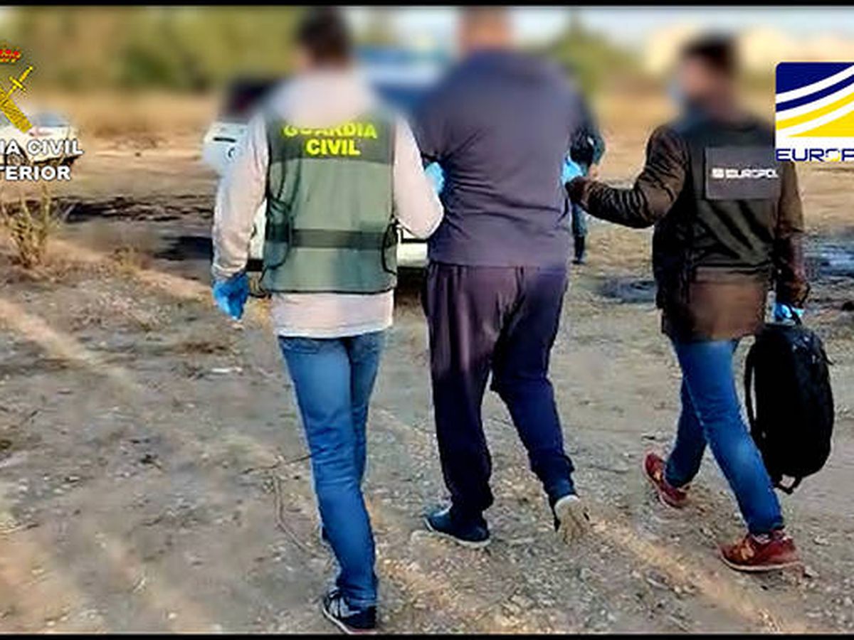 Foto: La Guardia Civil traslada esposado al detenido. (Guardia Civil / Europol)