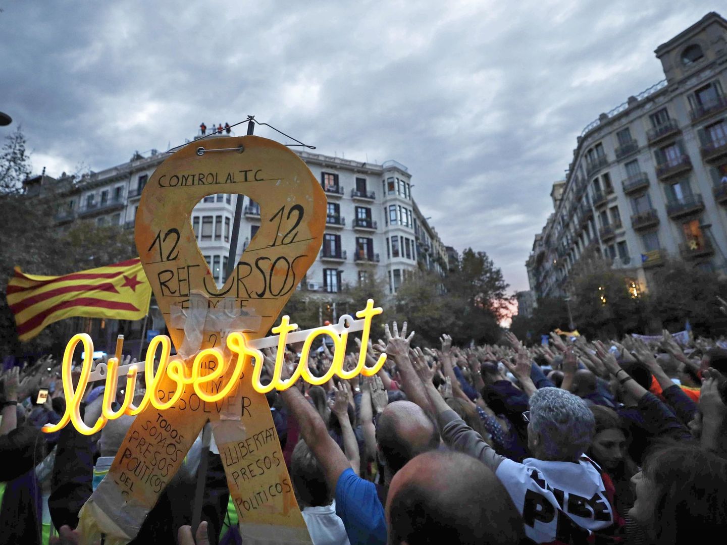 Centenares de personas han secundado la convocatoria 'Pícnic per la República' este domingo en Barcelona. (EFE)