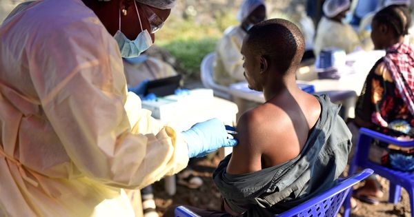 Foto: Un sanitario aplica una vacuna contra el ébola a un habitante de la República Democrática del Congo. (Reuters)