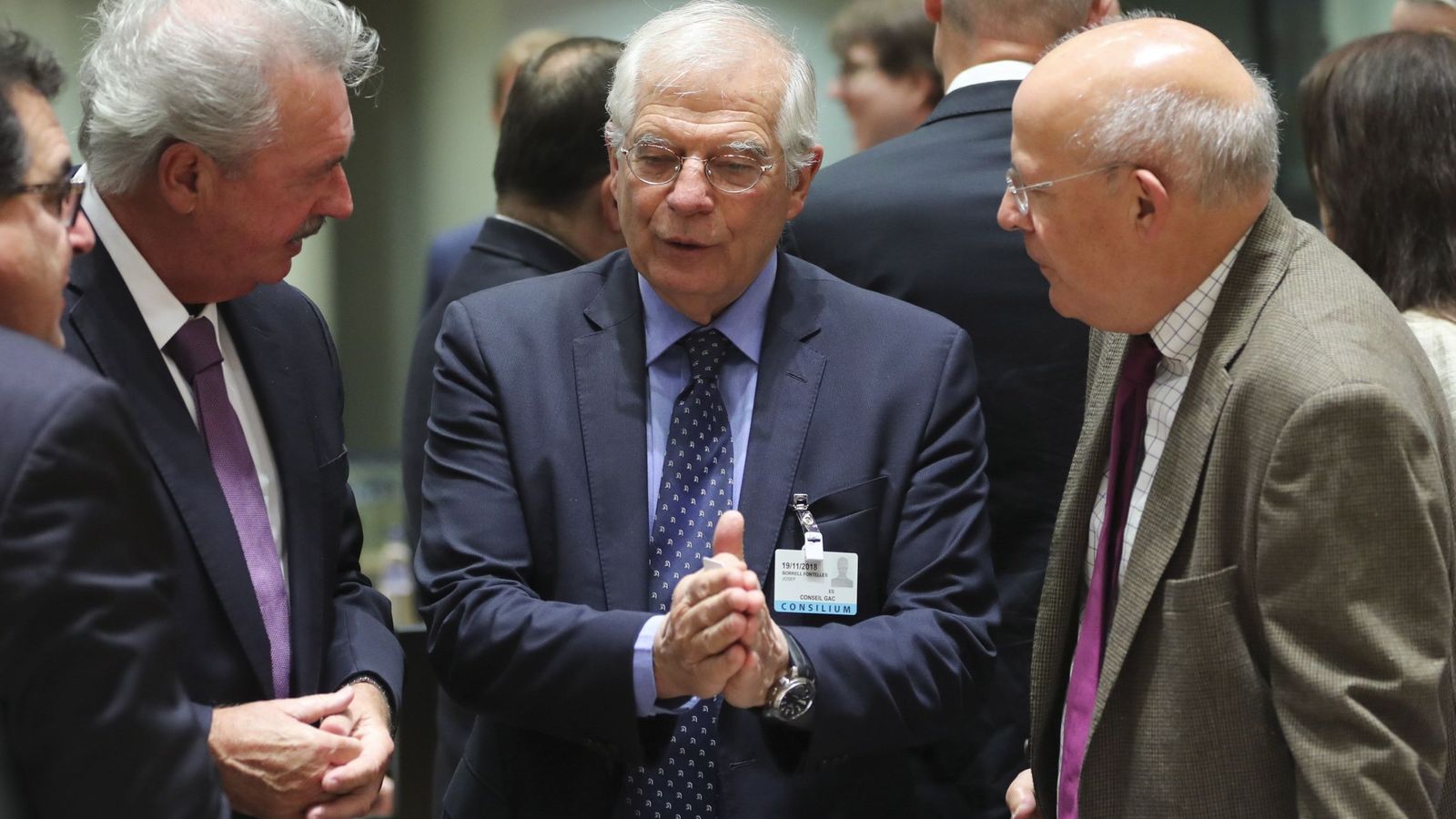 Foto: El ministro español de Asuntos Exteriores, Josep Borrell (c), conversa con sus homólogos luxemburgués, Jean Asselborn, en Bruselas. (EFE)