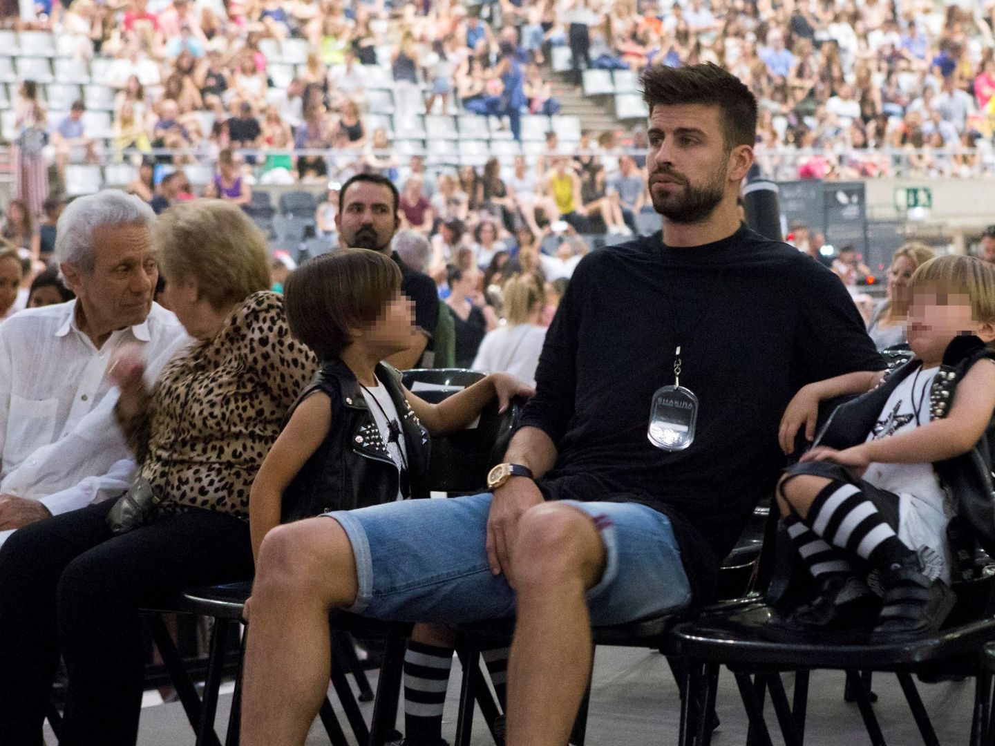 El jugador del FC Barcelona Gerard Piqué asistió con su familia al concierto de Shakira, celebrado en el Palau Sant Jordi de Barcelona. (EFE)