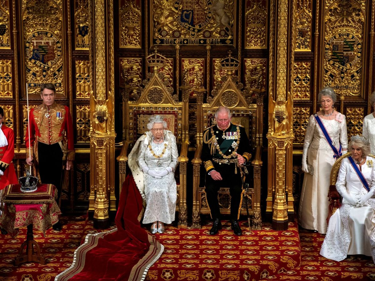 Foto: La reina Isabel y el entonces príncipe Carlos, en 2019. (Reuters/Victoria Jones)