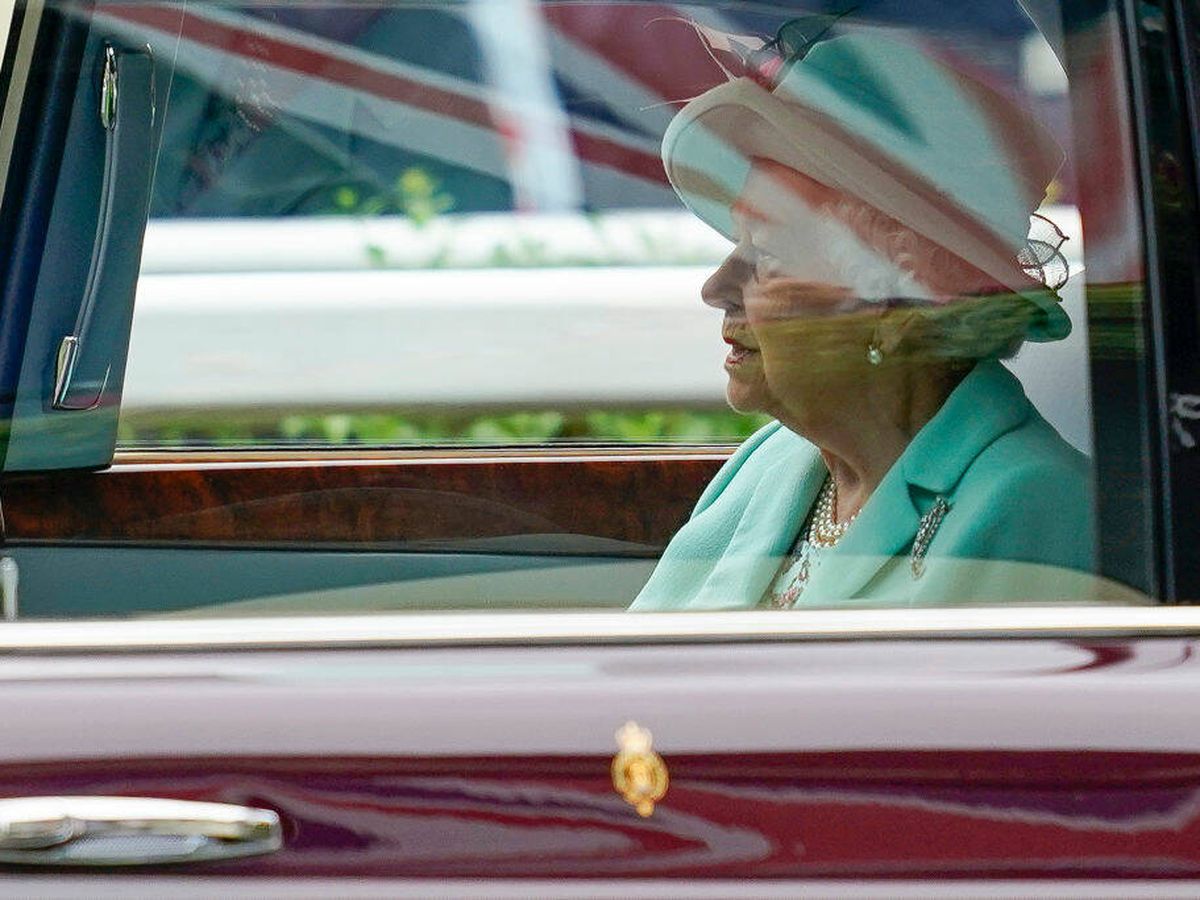 Foto: La reina Isabel II llegando en coche a las carreras de Ascot. (Getty)