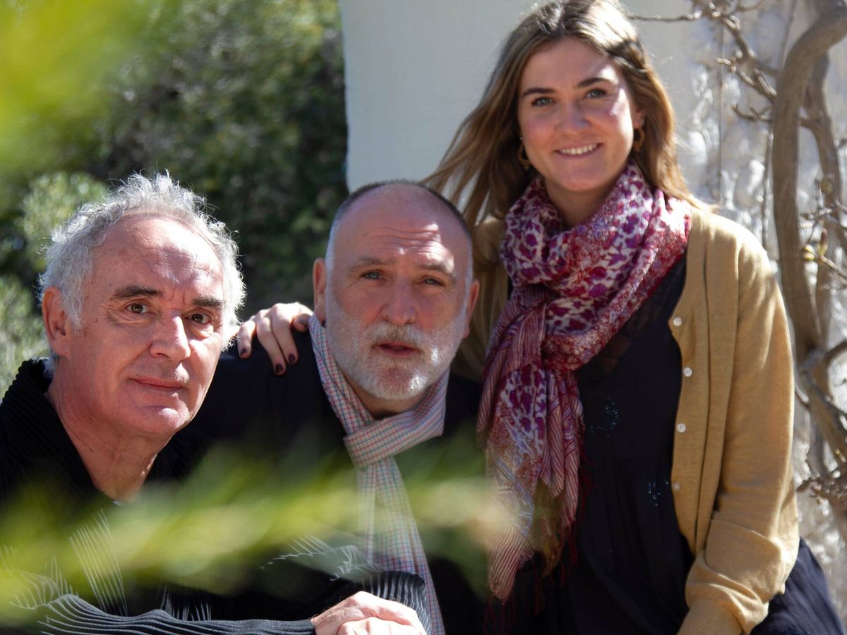 Foto: Ferran Adrià, José Andrés y Carlota Andrés, en la docuserie de HBO. (Cortesía)