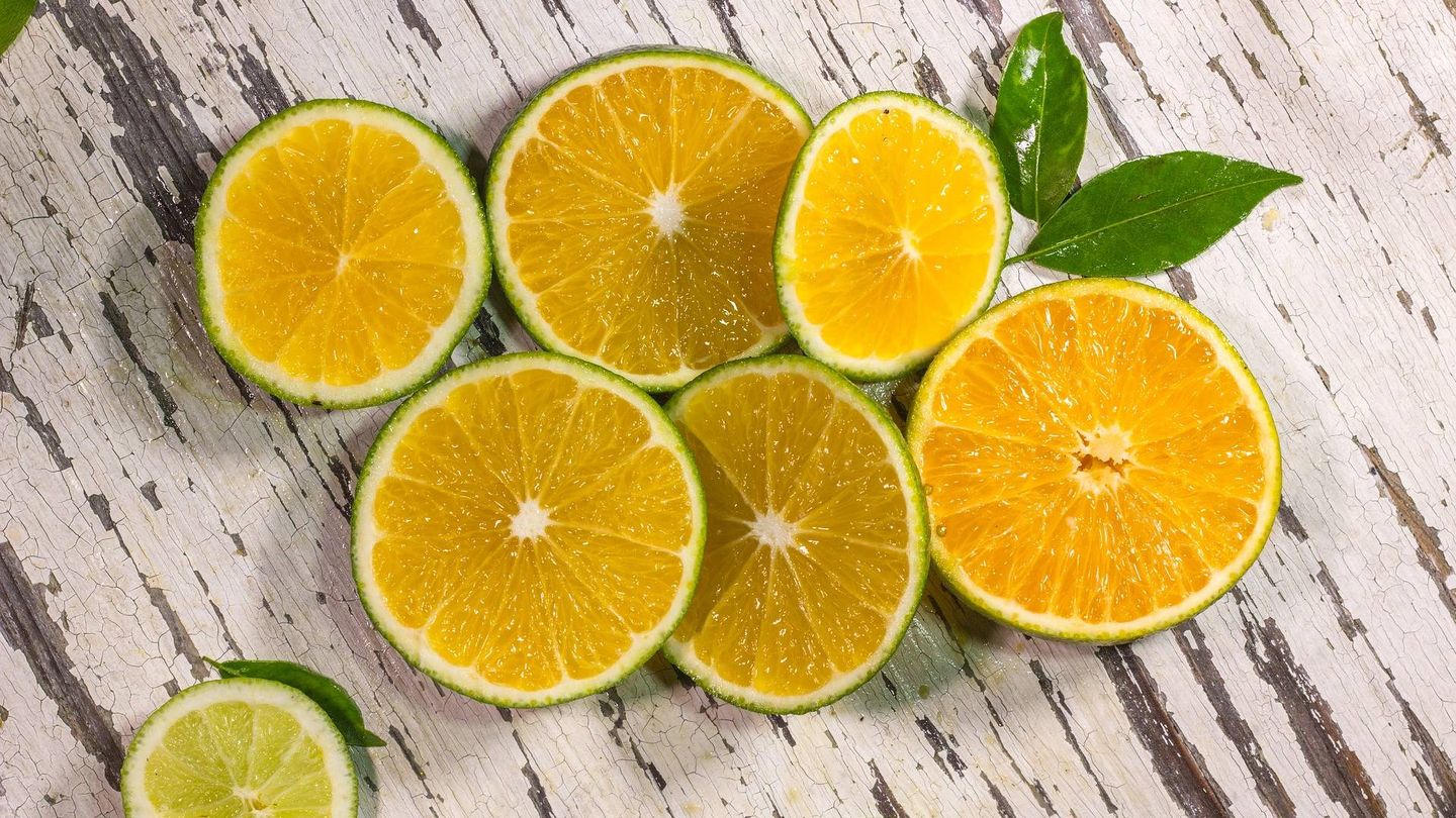 El ácido cítrico del limón ayuda a mantener niveles adecuados de jugos gástricos.