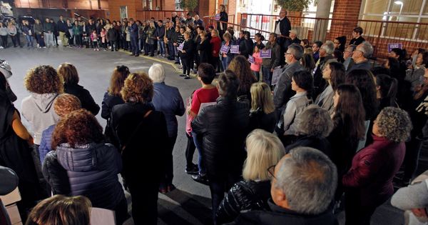 Foto: Protesta en el Ayuntamiento de Rojales (Alicante) por el crimen de una mujer a manos de su pareja (Efe)
