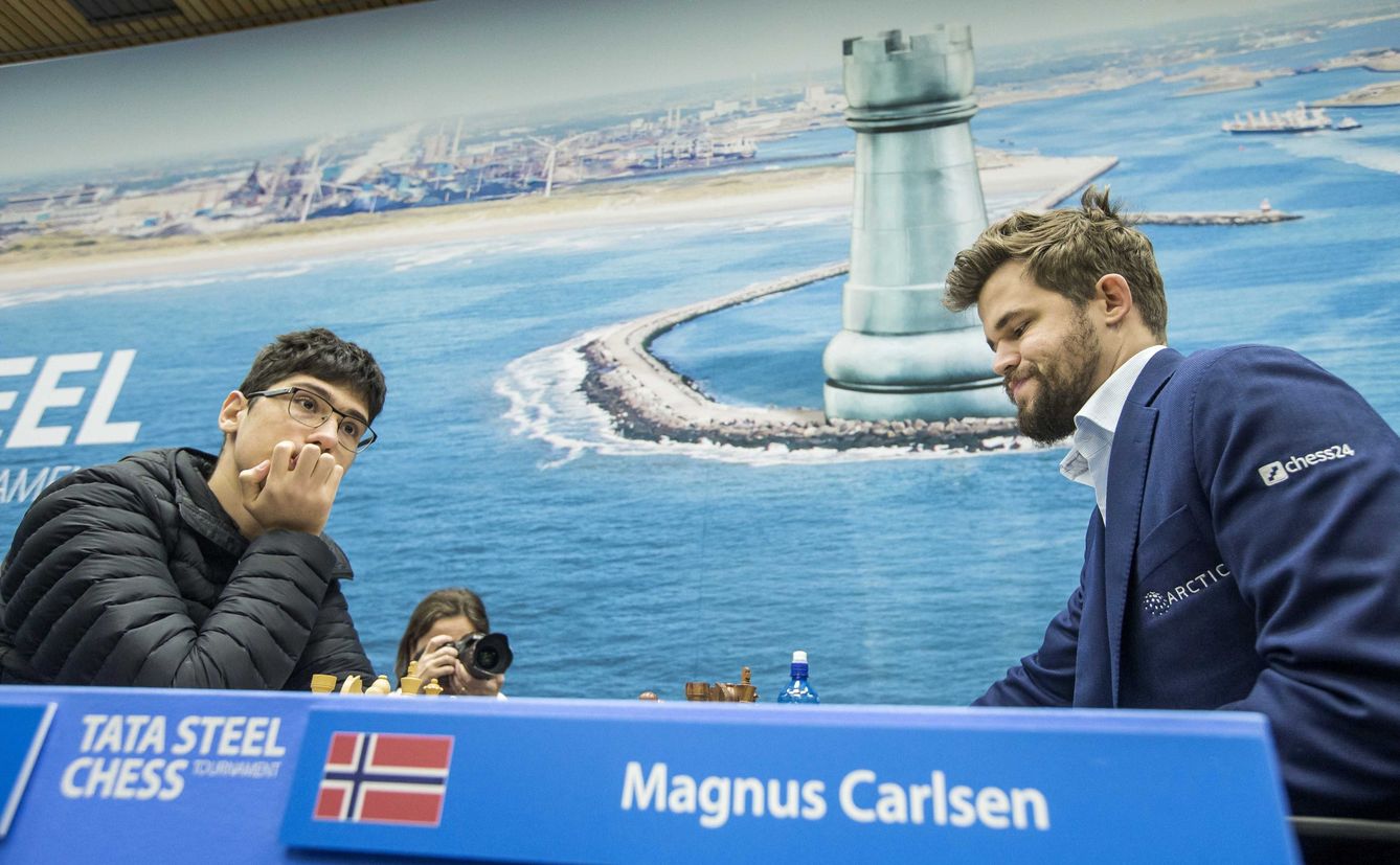 Carlsen (d), en un duelo contra Firouzja en el último Tata Steel. (EFE)