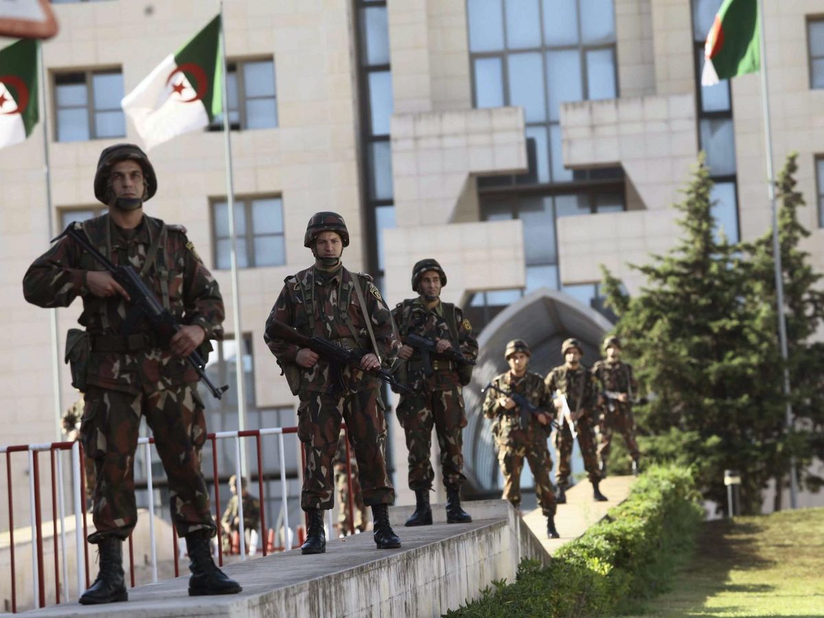 Foto: Guardia republicana argelina frente al palacio presidencial de Argel. (Reuters/Ramzi Boudina)