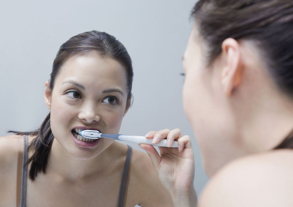 Foto: Aunque creemos que nos cepillamos bien los dientes, muchos lo hacemos de forma incorrecta. (Corbis)